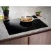 Electrolux 伊萊克斯 EHI7280BB 電磁爐嵌入廚房工作枱，鑊內放有食物